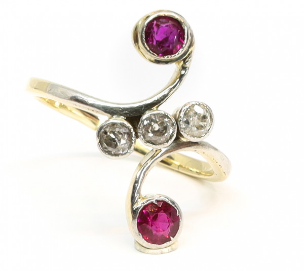 Antiker Jugendstil Ring Rubine Diamanten