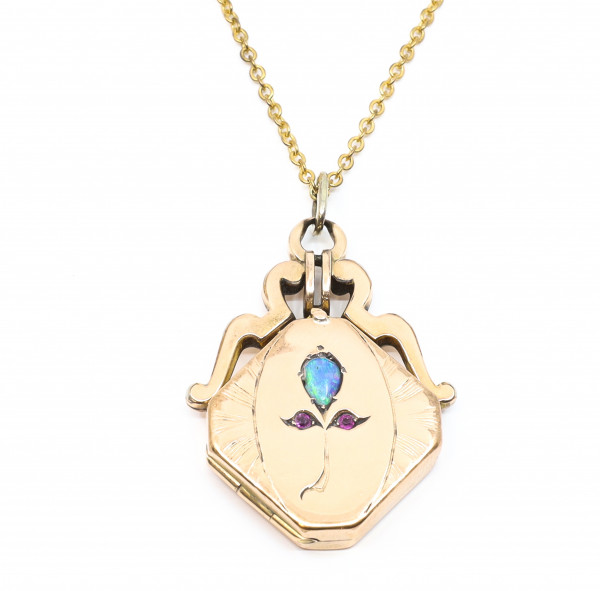 Antikes Medaillon mit Opal